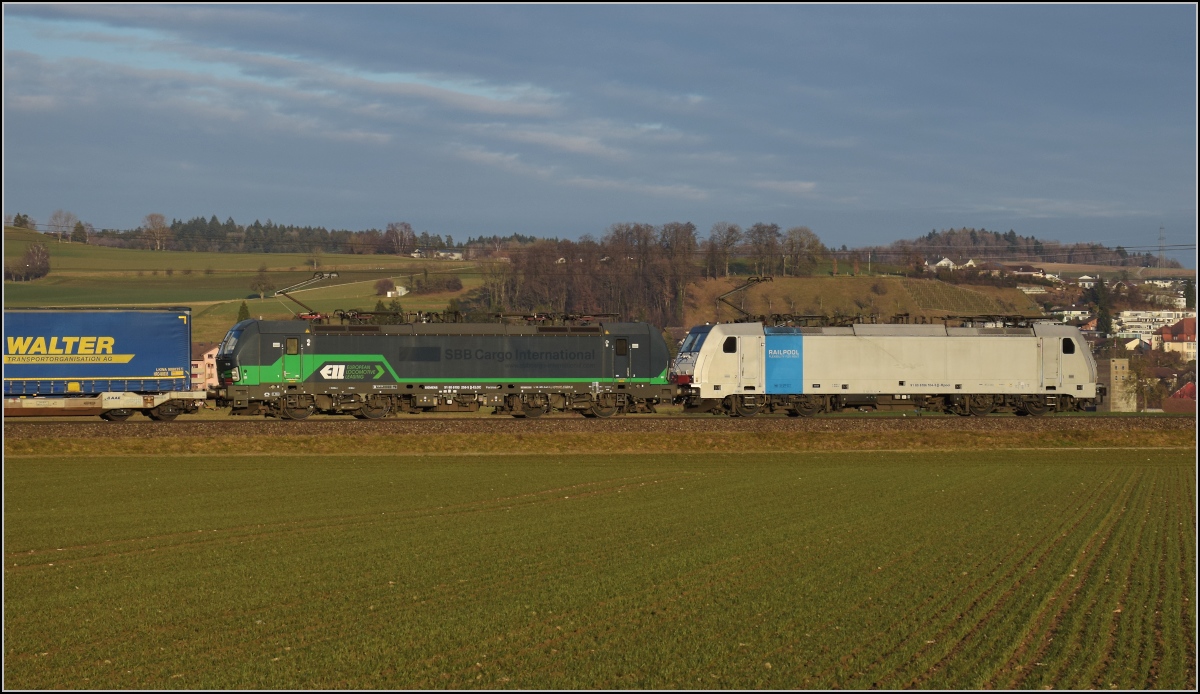 186 104 der Railpool und 193 256 der ELL mit durchschimmerndem Logo der SBBCI in Hendschiken. Januar 2022.