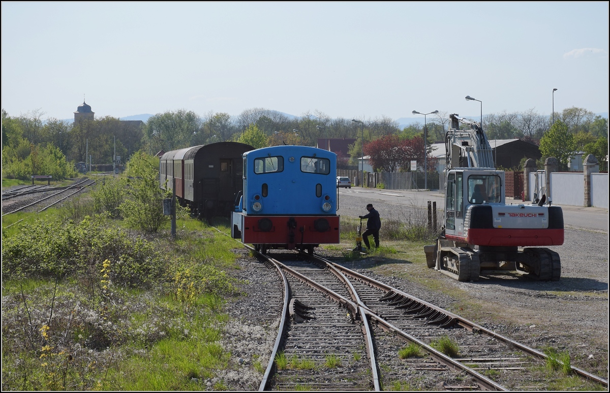 Chemin de Fer Touristique du Rhin, das Kleinod im Auwald bei Neu-Breisach.

In Volgelsheim wird 030 TB 134 'Theodor' mit der Diesellok der BR 312 getauscht, damit die Dampflok wieder an der Zugspitze läuft. April 2019.