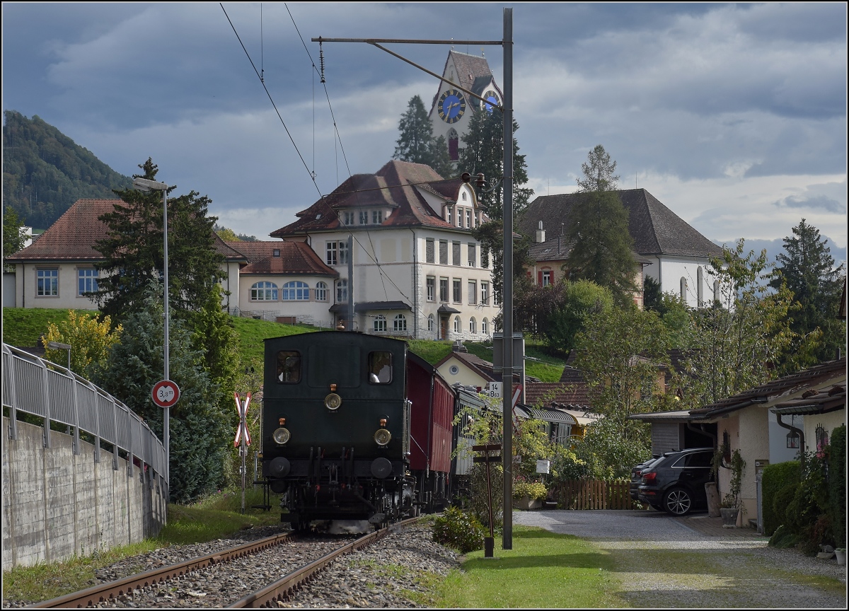 Fahrtag DVZO mit 120-jähriger Lady.

Ed 3/3 401 'Bauma' in Hinwil. Oktober 2021