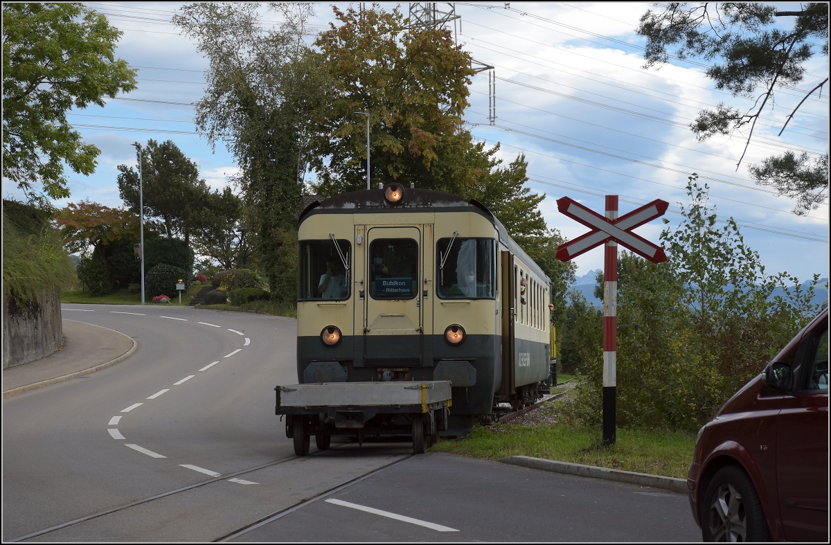 Fahrtag Wolfhuuser Bahn.

Passage Bahnübergang am Ortsende Wolfhausen. Oktober 2021.