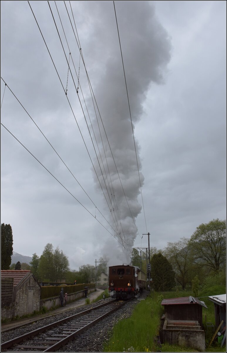 Vapeur Val-de-Travers: Train  Au fil de l'Areuse .

Ausfahrt mit gestrten Bahnbergngen fr E 3/3 8511 aus Mtiers. Mai 2023.