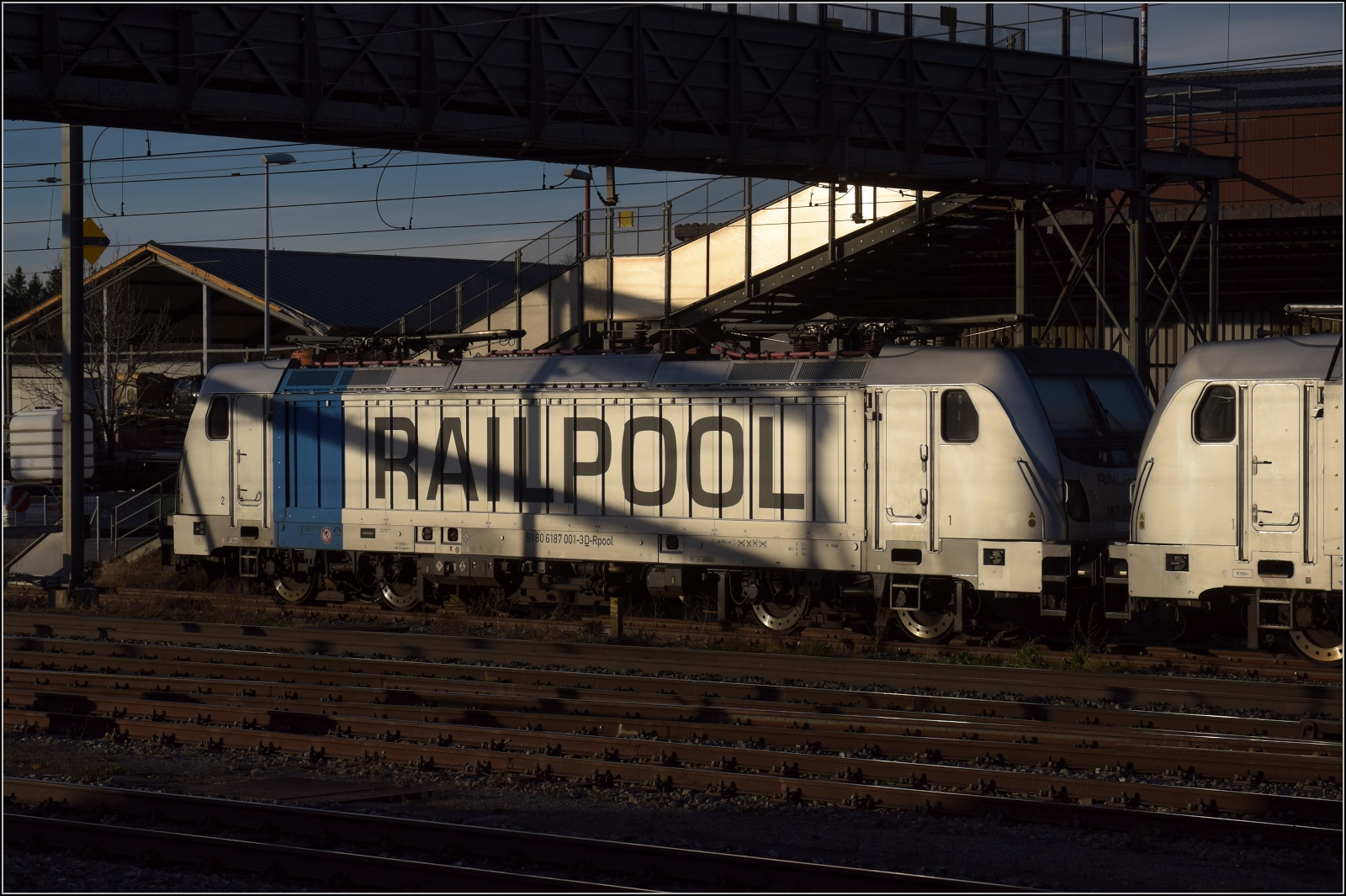 187 001 der Railpool in Pratteln. Dezember 2023.
