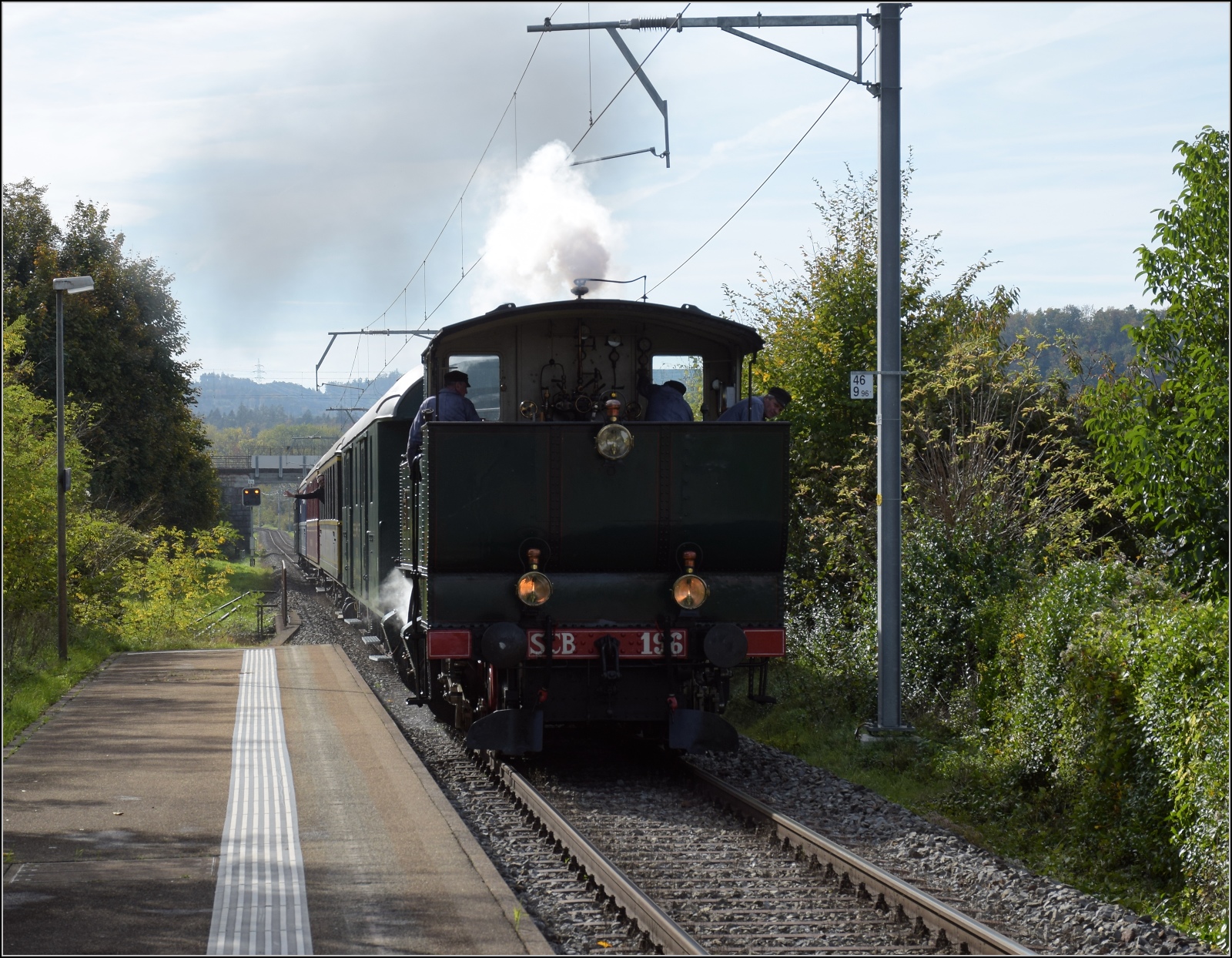 Den Schweizer Bahnen zum 175. Geburtstag.

Dampftage Koblenz, hier Ed 2x2/2 in Koblenz Dorf. Oktober 2022.