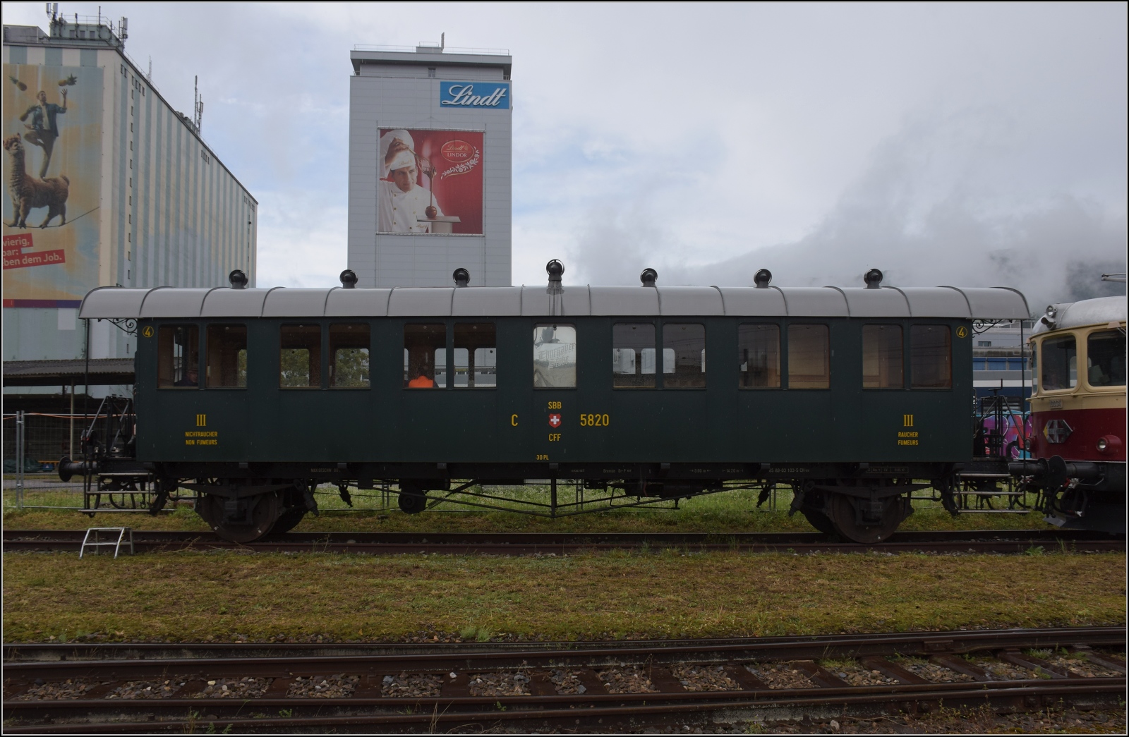 Depotfest Olten 2023

Thurgauer Stube C2 5820 des Vereins historische MThB ist ein zweiachsiger Personenwagen der SBB. August 2023.