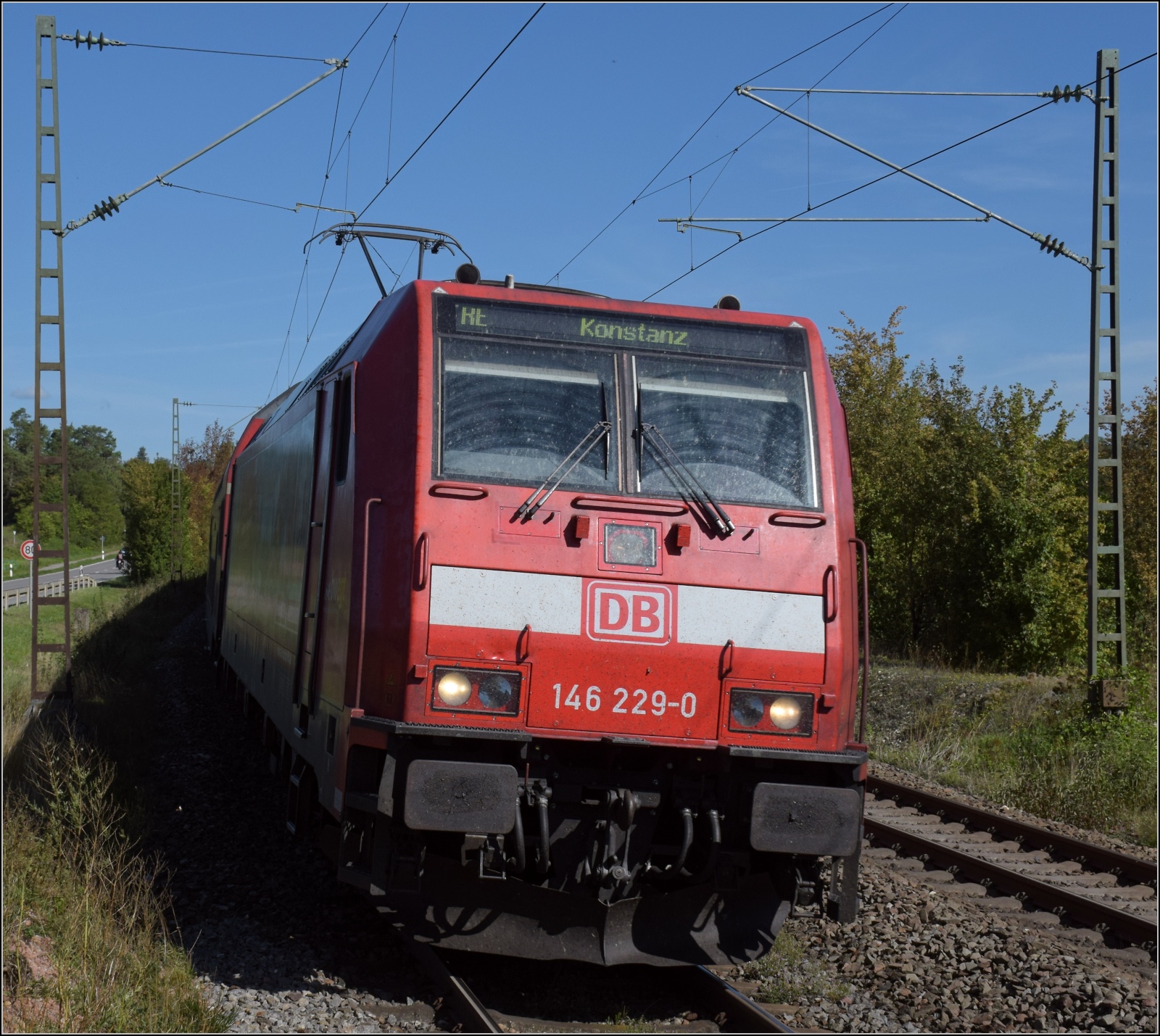 Die arg gerupfte Schwarzwaldbahn hat derzeit ein Zwischenhoch und fährt mal wieder einen Hauch zuverlässiger. 146 229 mit vier Dostos in Welschingen. September 2023.