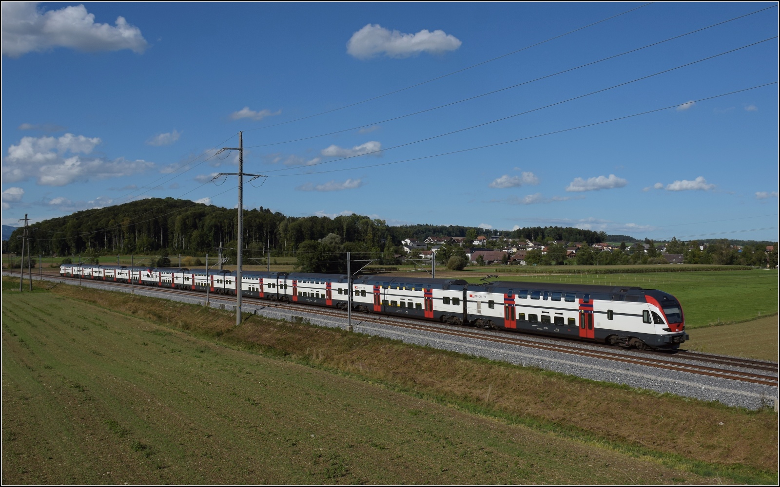 Ein unbekannt gebliebener RABe 511 0xx und RABe 511 120 in Richtung Burgdorf. Rain bei Bollodingen, September 2022.