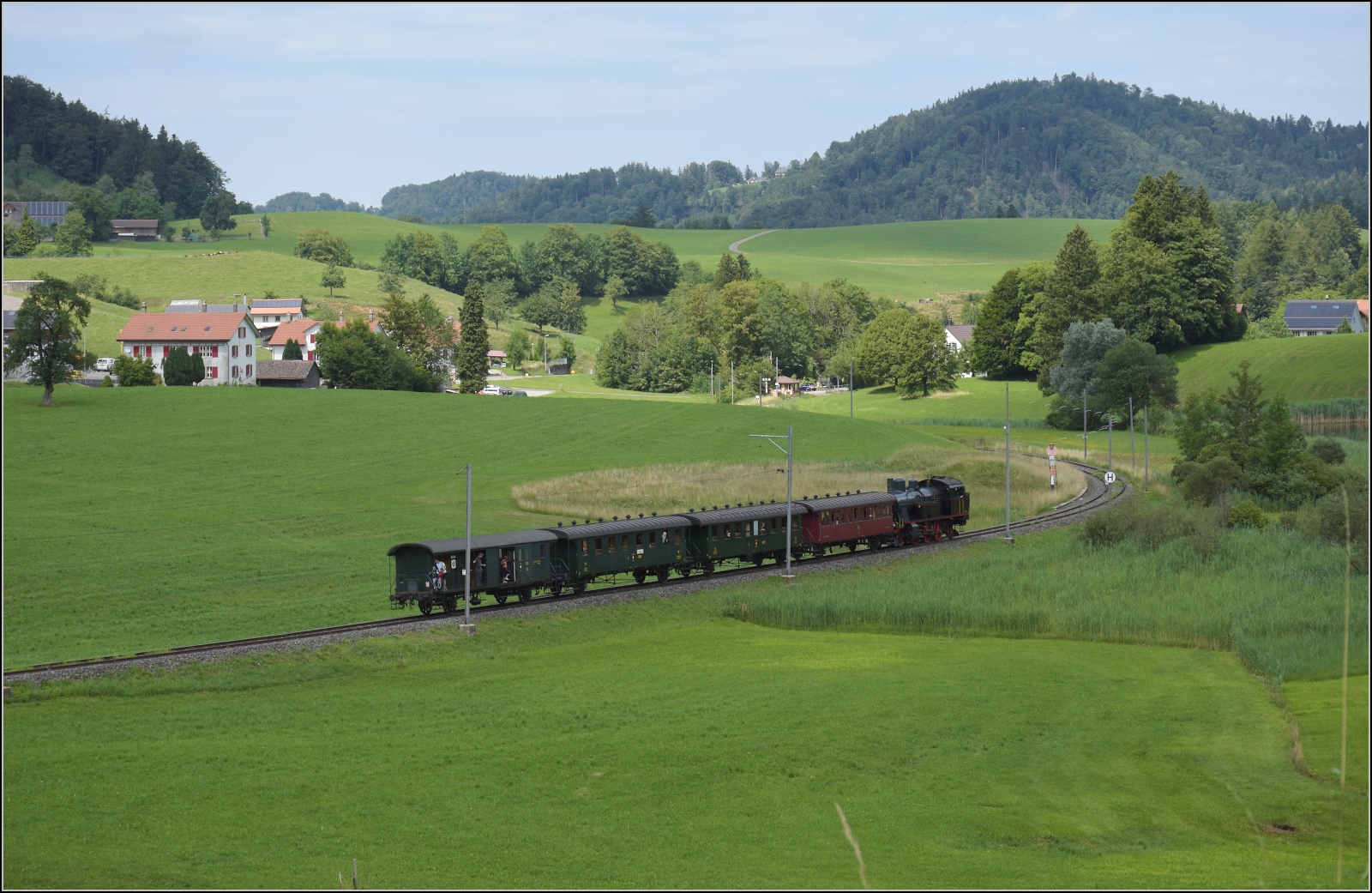 Fahrtag im Zürcher Oberland.

Eb 3/5 9 der BT bei Neuthal. Juli 2023.