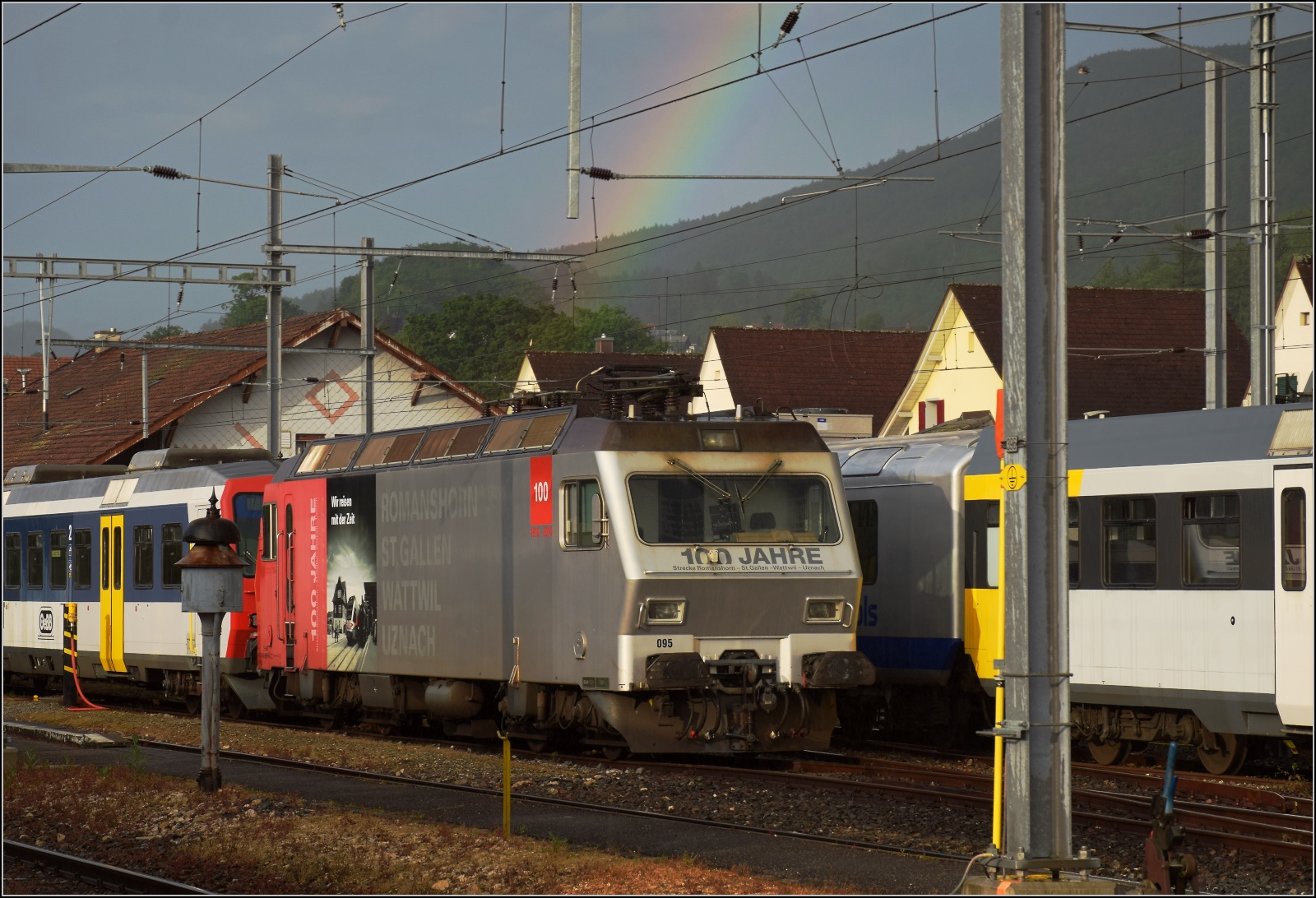 Persistenter Regenbogen in Balsthal.

Re 456 095 im SOB-Jubiläumsdesign unter dem Regenbogen. Juni 2023.