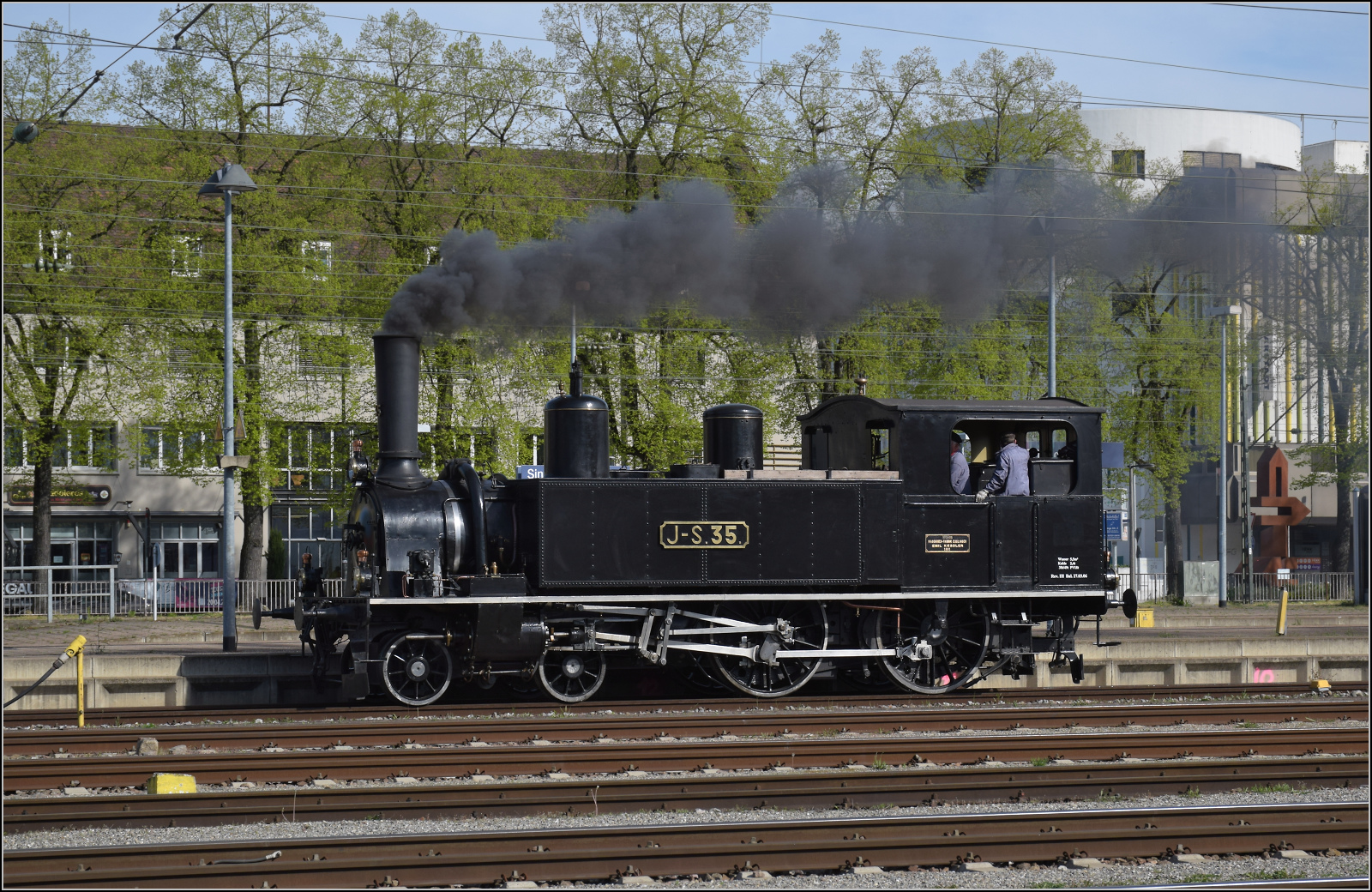 Saisonstart auf dem Schweizerbähnle. 

Jura-Simplon Eb 2/4 35 rangiert im Bahnhof Singen. April 2024.
