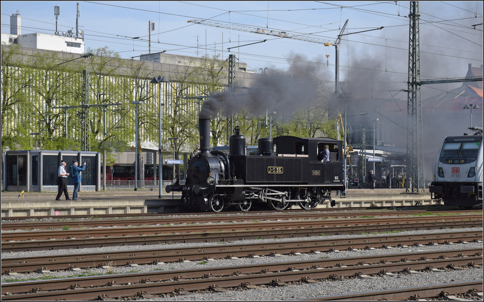 Saisonstart auf dem Schweizerbhnle. 

Jura-Simplon Eb 2/4 35 rangiert im Bahnhof Singen. April 2024.