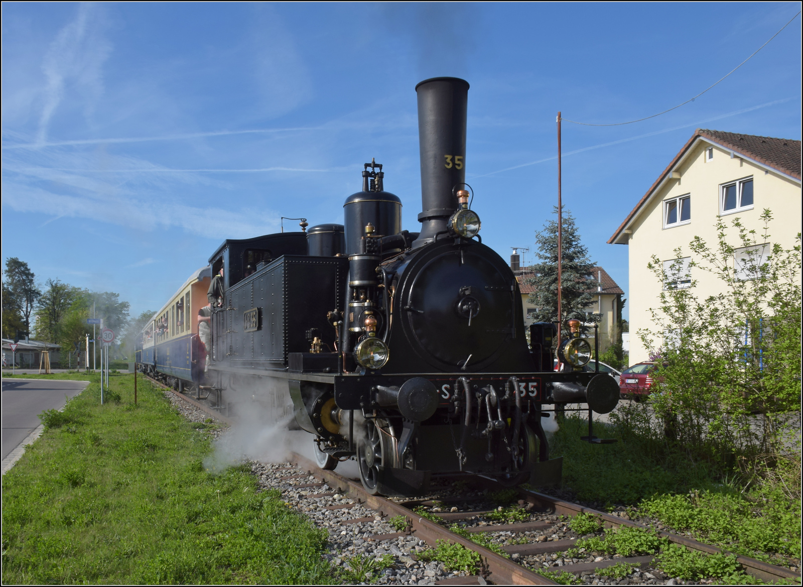 Saisonstart auf dem Schweizerbähnle.

Jura-Simplon Eb 2/4 35 am Bahnübergang Bohlingerstrasse in Singen. April 2024.