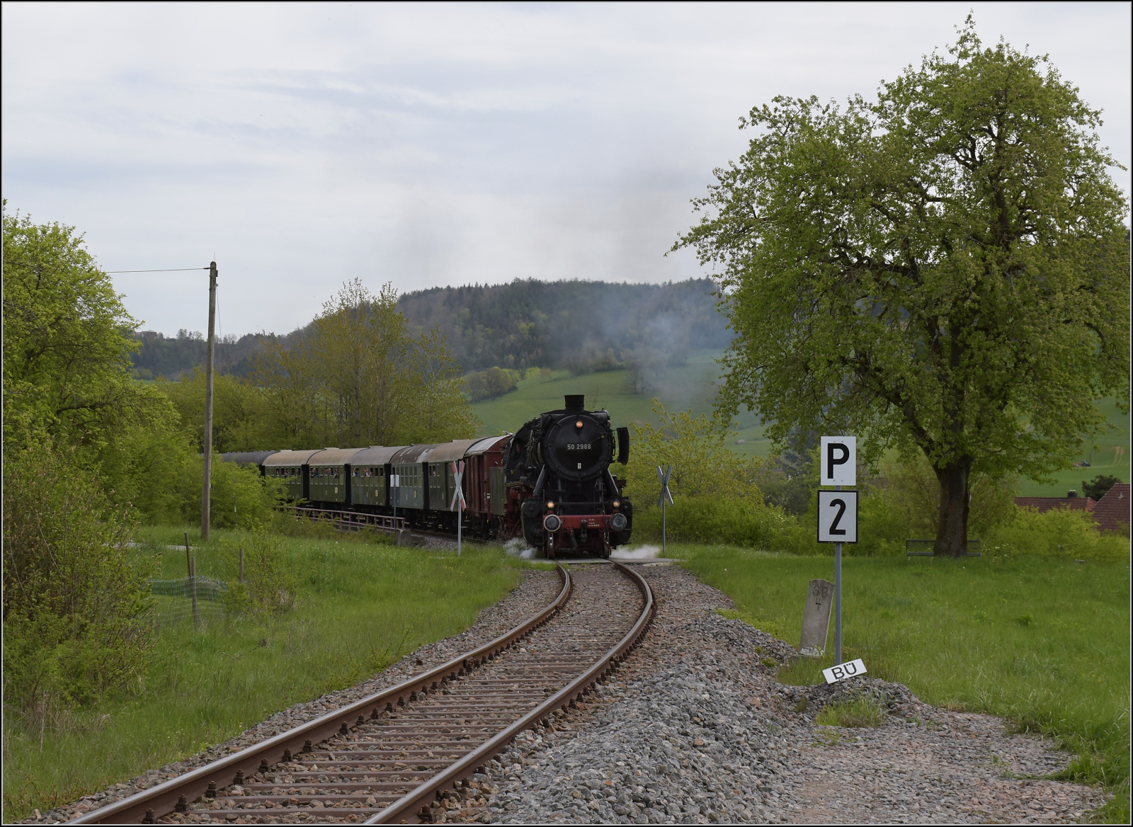 Saisonstart bei der Sauschwänzlesbahn. 

50 2988 oberhalb Fützen auf dem Weg zum Wutachblick. April 2024.