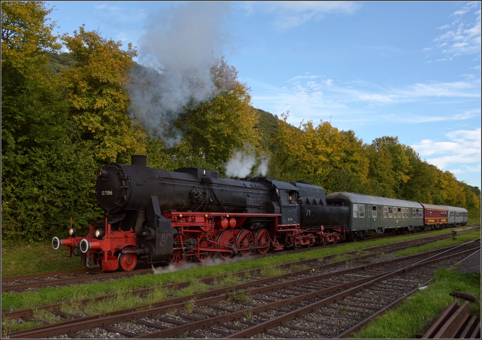 Schienenverkehr am Schienerberg. 

52 7596 mit ihrem EFZ-Sonderzug fr die SEHR&RS in Hemishofen. Oktober 2022.