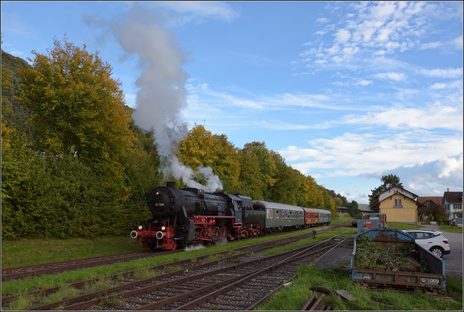Schienenverkehr am Schienerberg. 

52 7596 mit ihrem EFZ-Sonderzug fr die SEHR&RS in Hemishofen. Oktober 2022.