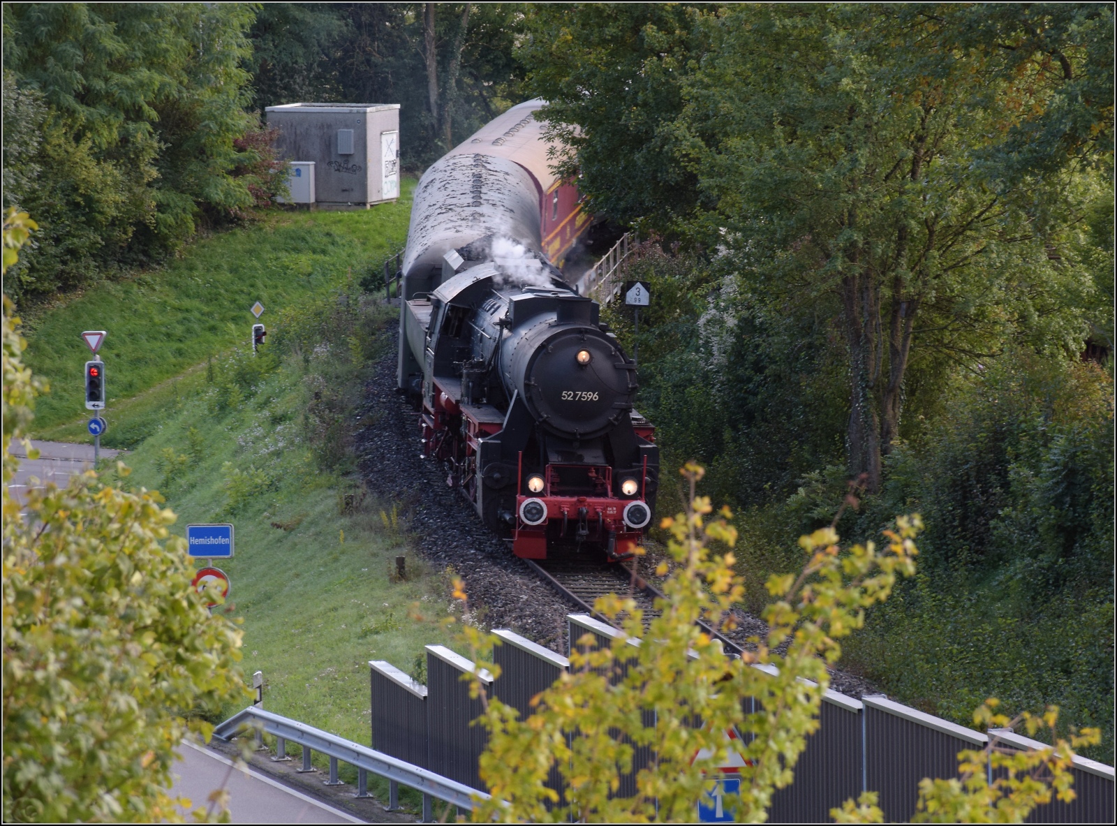 Schienenverkehr am Schienerberg. 

52 7596 mit ihrem EFZ-Sonderzug für die SEHR&RS bei der Einfahrt nach Hemishofen. Oktober 2022.