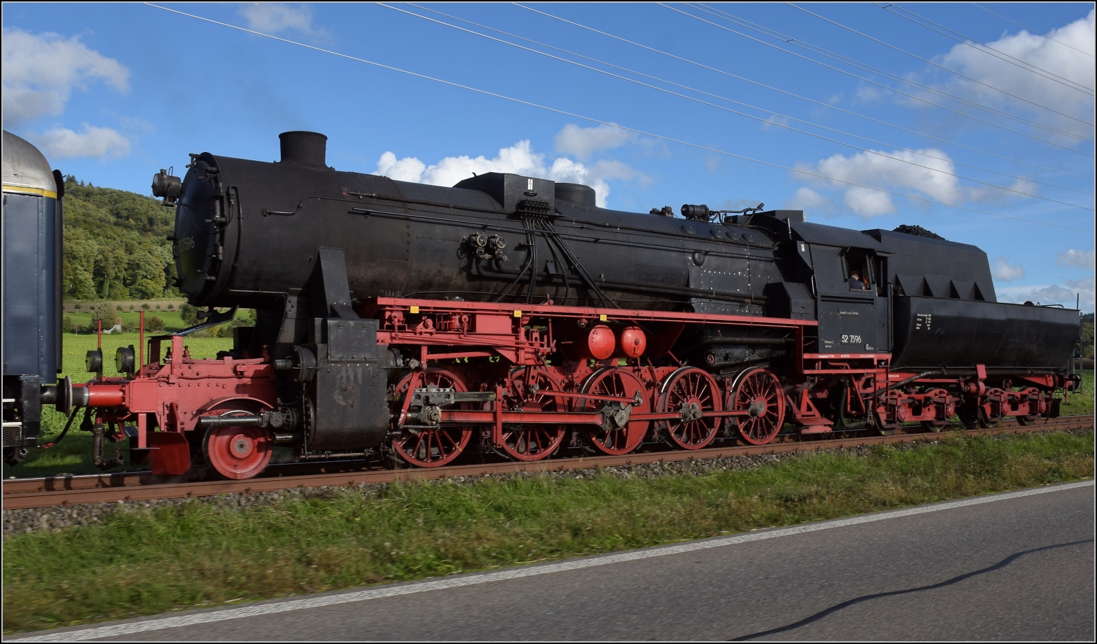 Schienenverkehr am Schienerberg. 

52 7596 mit ihrem EFZ-Sonderzug für die SEHR&RS zwischen Ramsen und Hemishofen. Oktober 2022.