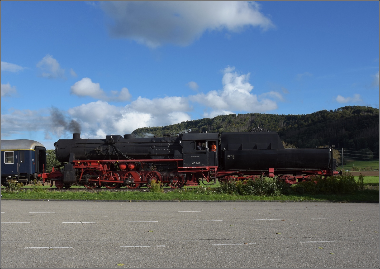 Schienenverkehr am Schienerberg. 52 7596 mit ihrem EFZ-Sonderzug für die SEHR&RS vor Ramsen. Eine Kriegslok in friedlicher Absicht beim Grenzübertritt in die Schweiz. Oktober 2022