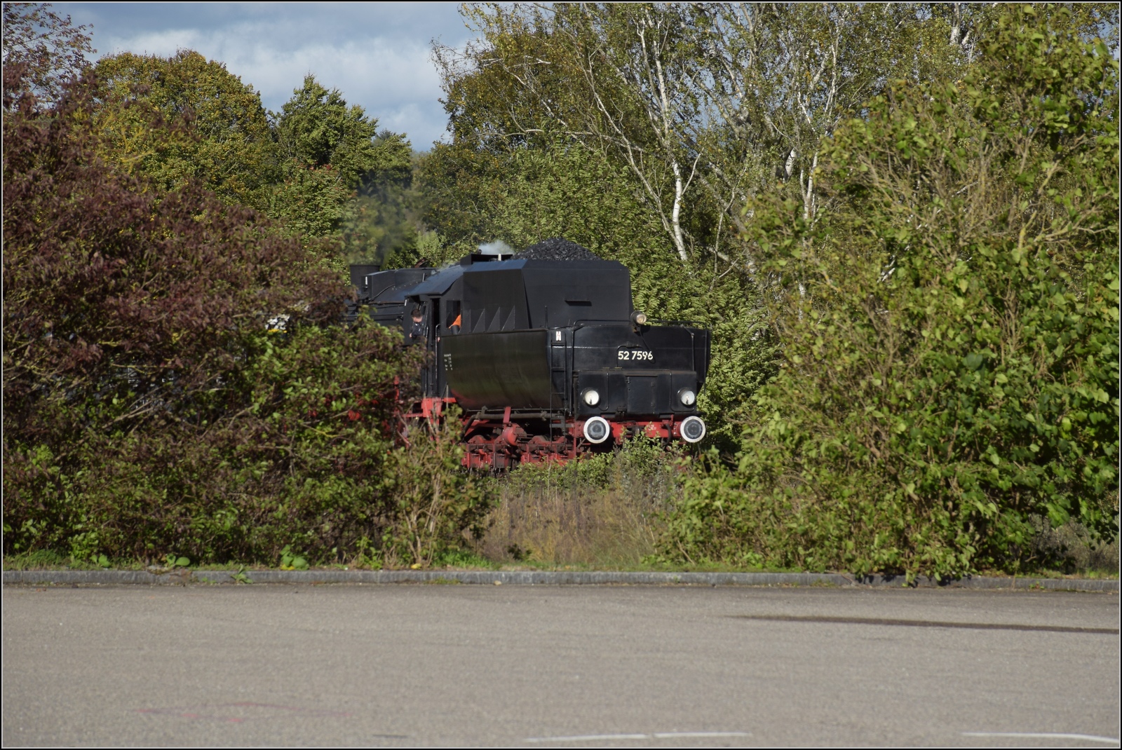 Schienenverkehr am Schienerberg. 

52 7596 mit ihrem EFZ-Sonderzug fr die SEHR & RS auf Schmugglerpfaden durchs Gebsch nach Ramsen. Oktober 2022.