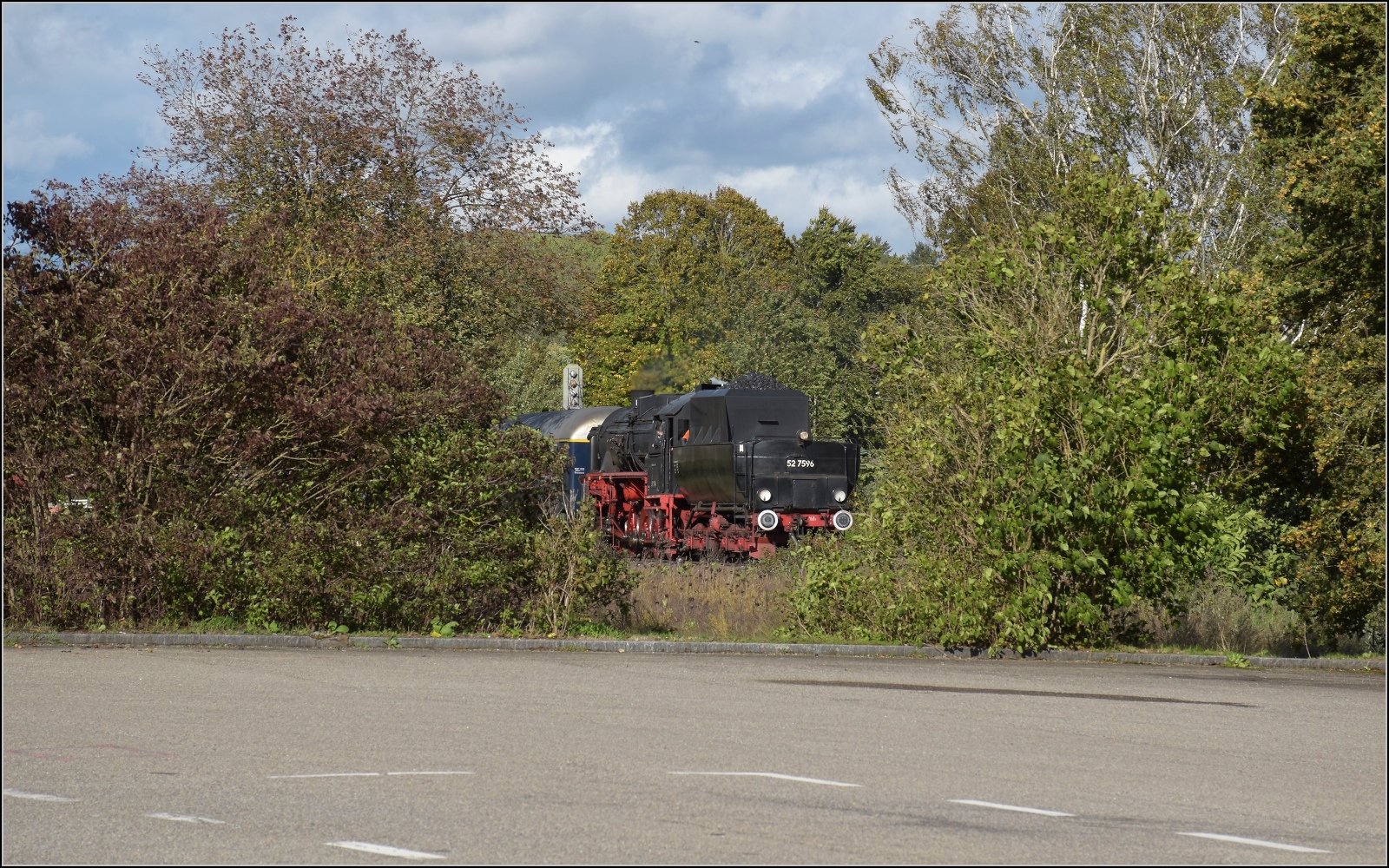 Schienenverkehr am Schienerberg. 

52 7596 mit ihrem EFZ-Sonderzug fr die SEHR & RS auf Schmugglerpfaden durchs Gebsch nach Ramsen. Oktober 2022.