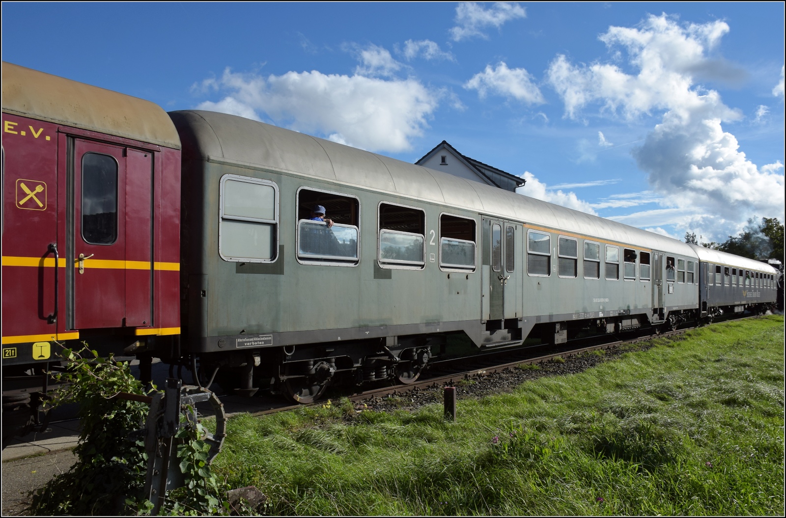 Schienenverkehr am Schienerberg. 

52 7596 mit ihrem EFZ-Sonderzug fr die SEHR & RS in Rielasingen, hier der ehemalige Luxemburger  Nicht- Silberling mit der NVR-Nummer 56 80 3240 001-8 D-NESA. Oktober 2022.