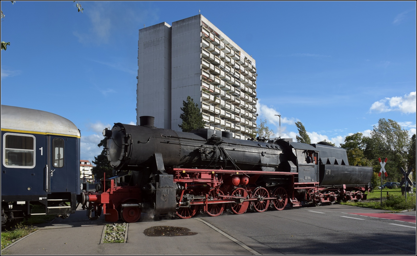 Schienenverkehr am Schienerberg. 

52 7596 mit ihrem EFZ-Sonderzug fr die SEHR & RS am Bahnbergang Worblinger Strae in Singen. Oktober 2022.