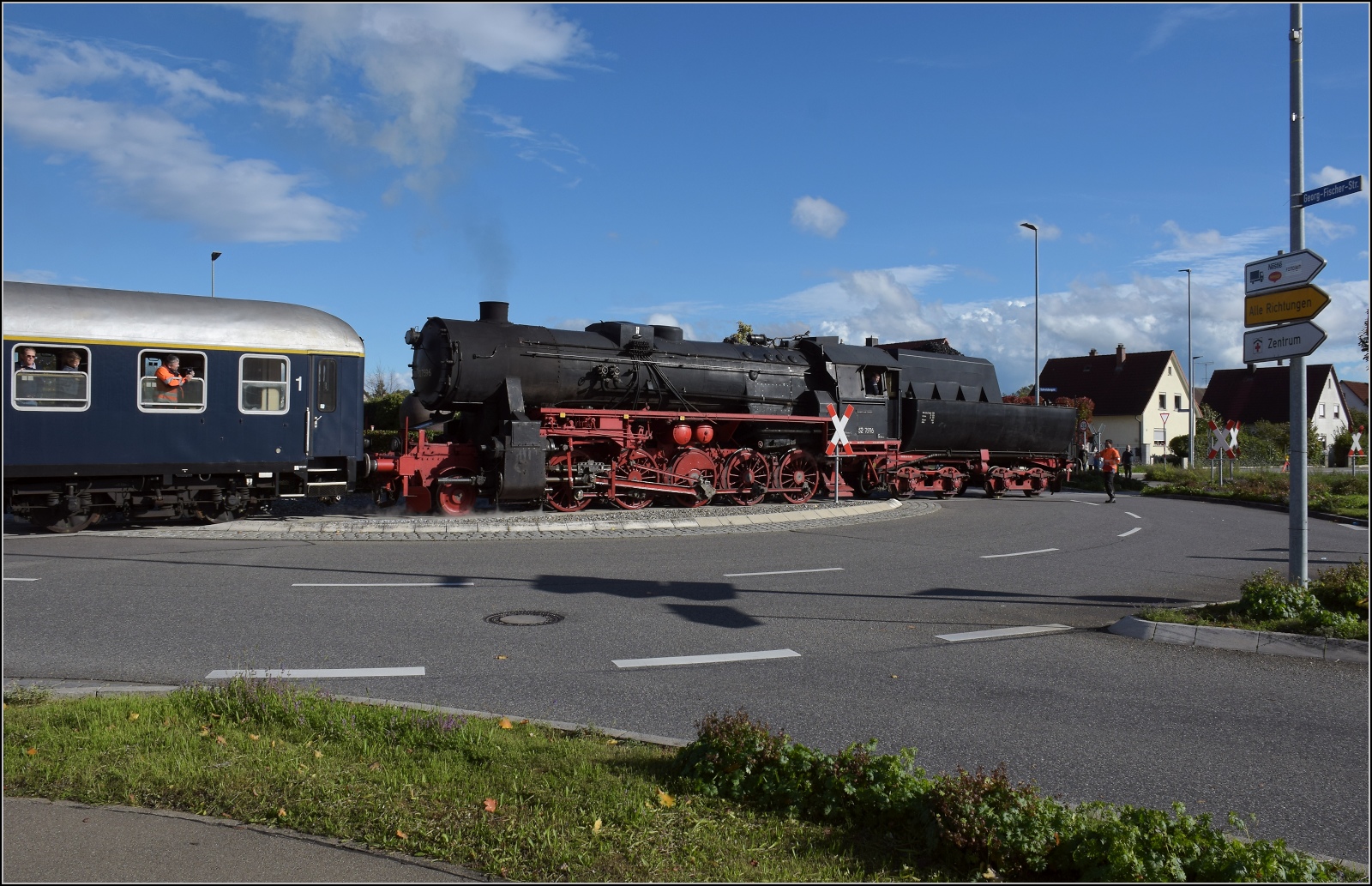 Schienenverkehr am Schienerberg. 

52 7596 mit ihrem EFZ-Sonderzug fr die SEHR & RS am Kreisverkehr Georg-Fischer-Strae in Singen. Hier wacht die Kreisverkehrswacht ber die sichere Passage des Zuges. Oktober 2022.