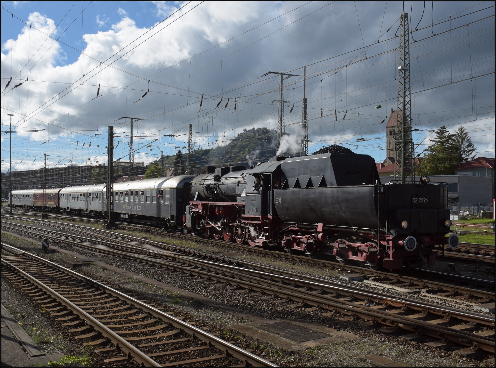 Schienenverkehr am Schienerberg. 

52 7596 mit ihrem EFZ-Sonderzug fr die SEHR & RS bei Ausfahrt aus dem Bahnhof Singen. Oktober 2022.