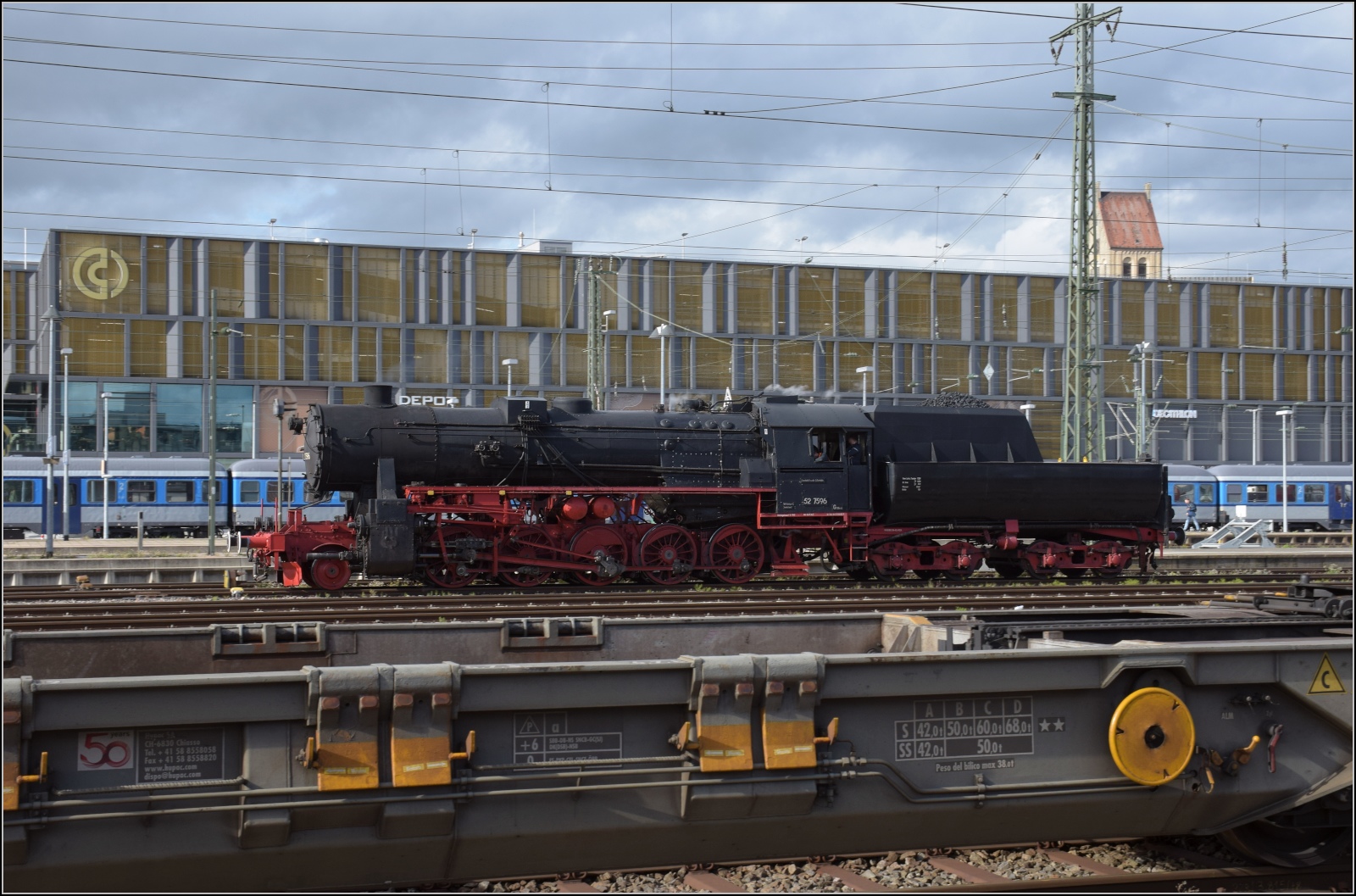 Schienenverkehr am Schienerberg. 

52 7596 umfhrt ihren EFZ-Sonderzug fr die SEHR & RS im Bahnhof Singen. Oktober 2022.