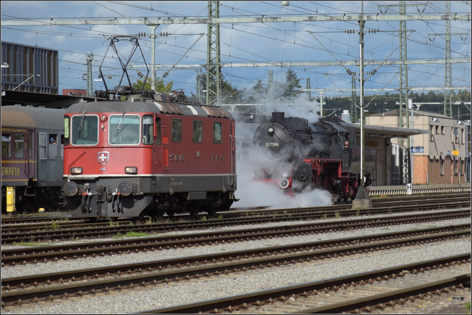 Schienenverkehr am Schienerberg. 

52 7596 umfhrt ihren EFZ-Sonderzug fr die SEHR & RS im Bahnhof Singen. Vorbei geht es unter anderem an der 55-jhrigen Oldtimerlok Re 4/4'' 11114. Oktober 2022.