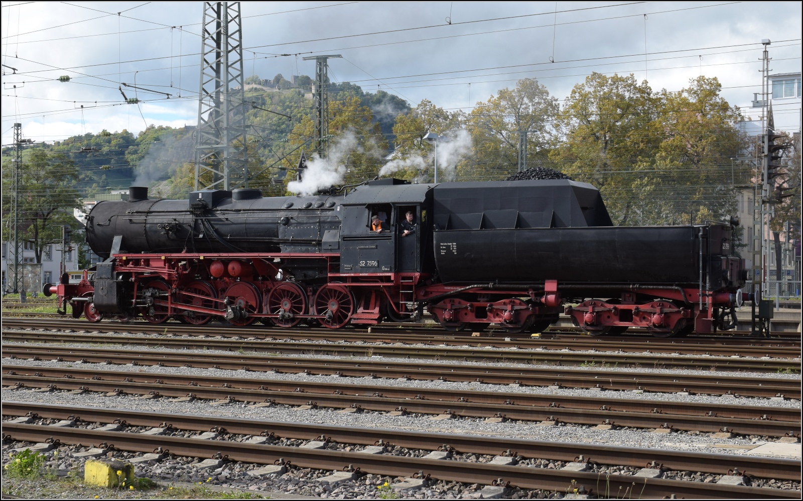 Schienenverkehr am Schienerberg. 

52 7596 umfhrt ihren EFZ-Sonderzug fr die SEHR & RS im Bahnhof Singen. Oktober 2022.