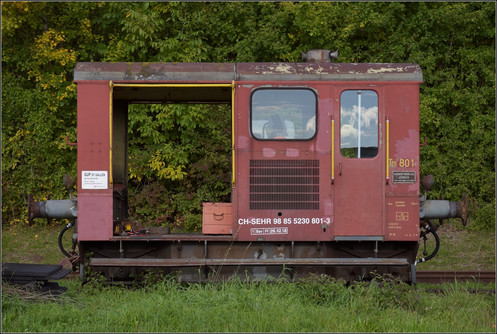 Schienenverkehr am Schienerberg. Nebenbei in Hemishofen, Tm II 801 ist wohl mobiler als die anderen und hat sogar eine NVR-Nummer bekommen: CH-SEHR 98 85 5 230 801-3 . Oktober 2022.