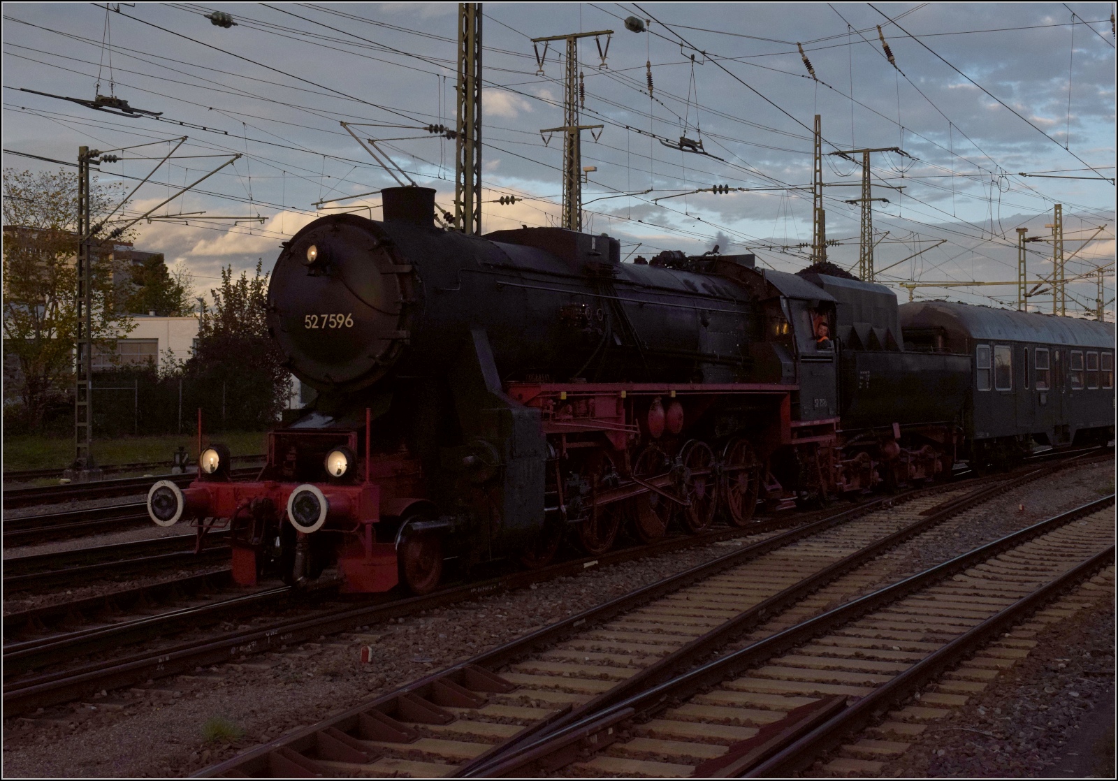 Schienenverkehr am Schienerberg.

52 7596 mit ihrem EFZ-Sonderzug für die SEHR&RS bei Einfahrt nach Singen auf der letzten Fahrt des Tages. Oktober 2022.