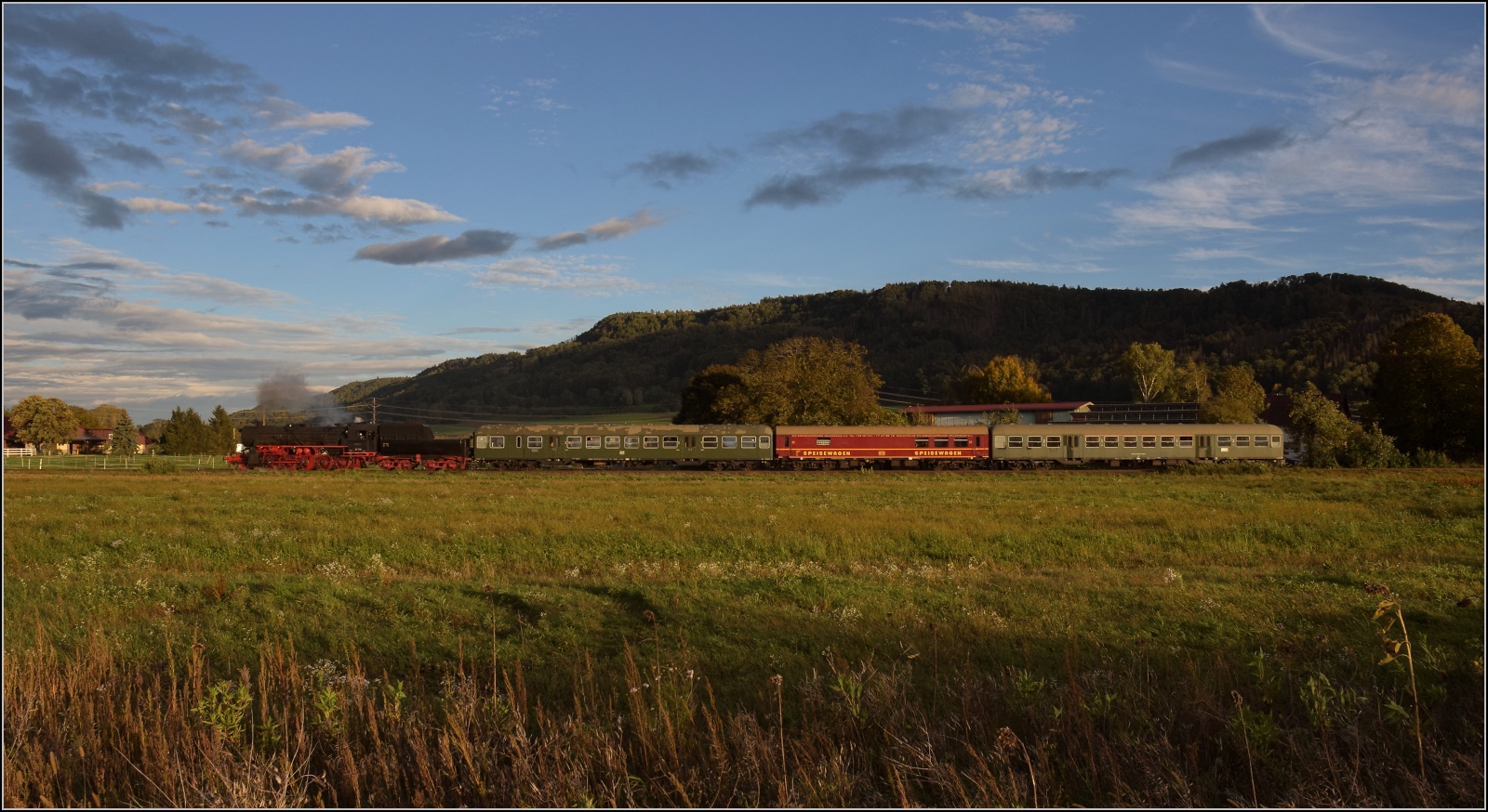 Schienenverkehr am Schienerberg.

52 7596 mit ihrem EFZ-Sonderzug für die SEHR&RS zwischen Ramsen und Rielasingen auf der letzten Fahrt des Tages. Oktober 2022.