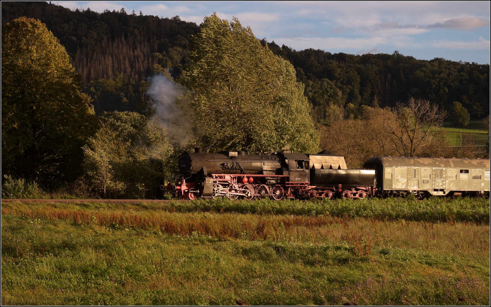 Schienenverkehr am Schienerberg.

52 7596 mit ihrem EFZ-Sonderzug für die SEHR&RS zwischen Ramsen und Rielasingen auf der letzten Fahrt des Tages. Oktober 2022.