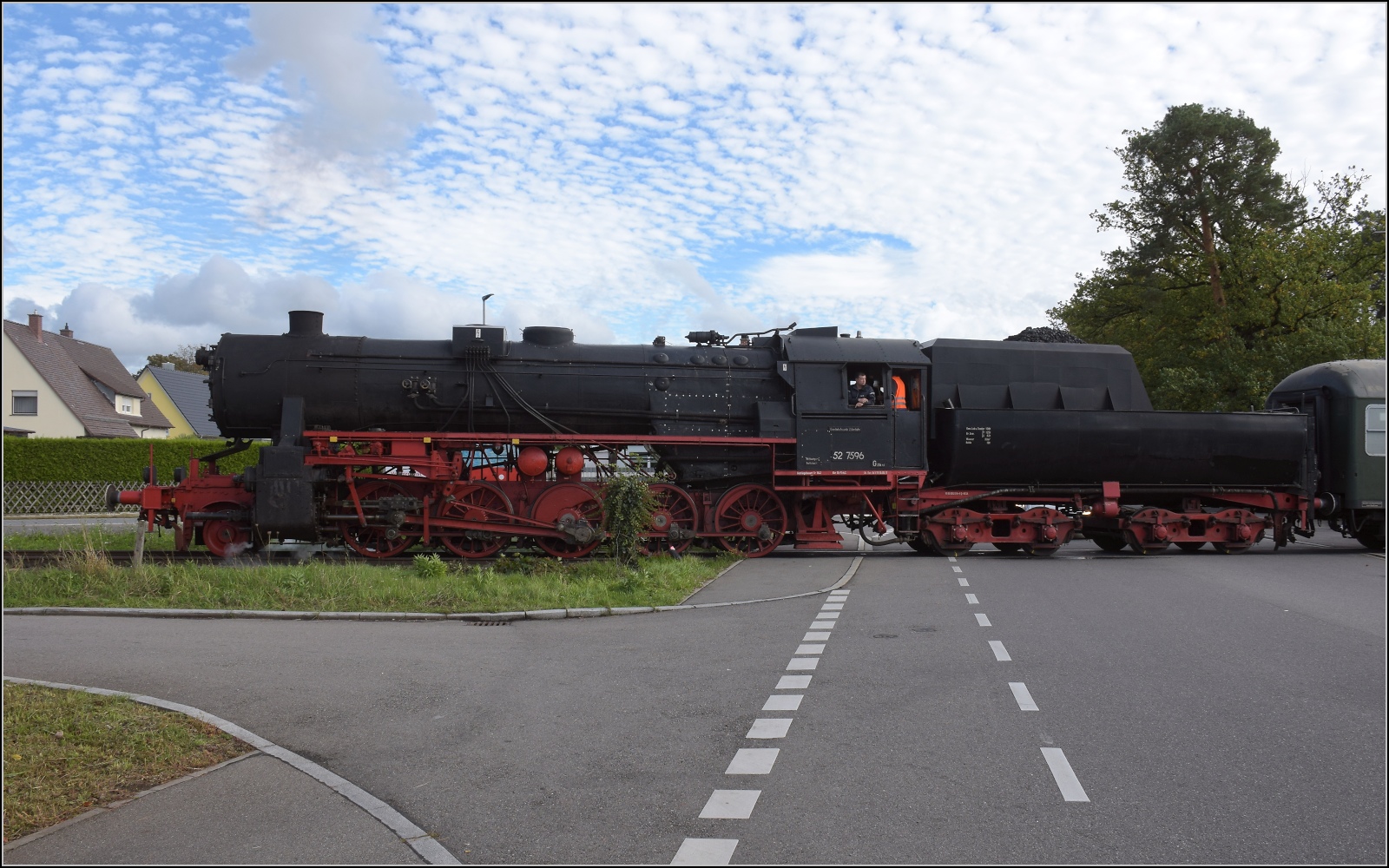 Schienenverkehr am Schienerberg.

52 7596 mit ihrem EFZ-Sonderzug fr die SEHR & RS am Bahnbergang Bohlingerstrae in Singen. Oktober 2022.
