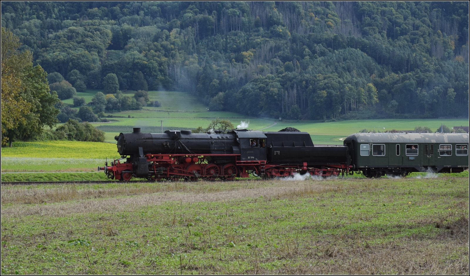 Schienenverkehr am Schienerberg.

52 7596 mit ihrem EFZ-Sonderzug fr die SEHR&RS zwischen Ramsen und Rielasingen auf der letzten Fahrt des Tages. Oktober 2022.