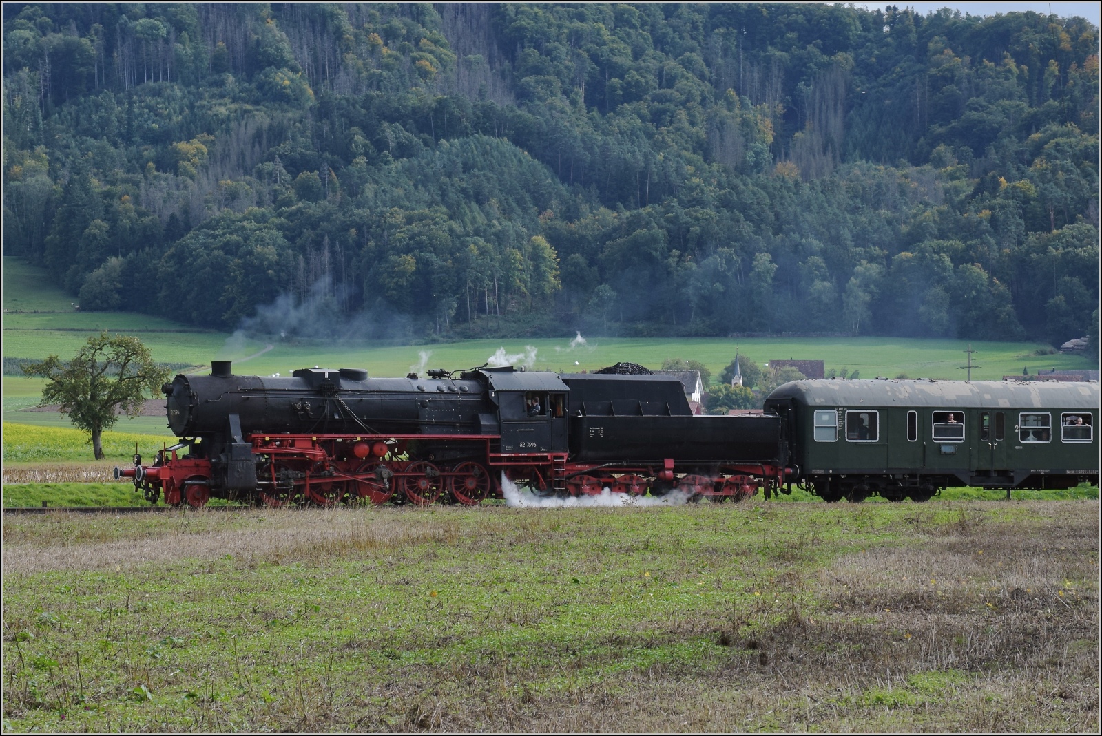 Schienenverkehr am Schienerberg.

52 7596 mit ihrem EFZ-Sonderzug fr die SEHR&RS zwischen Ramsen und Rielasingen auf der letzten Fahrt des Tages. Oktober 2022.