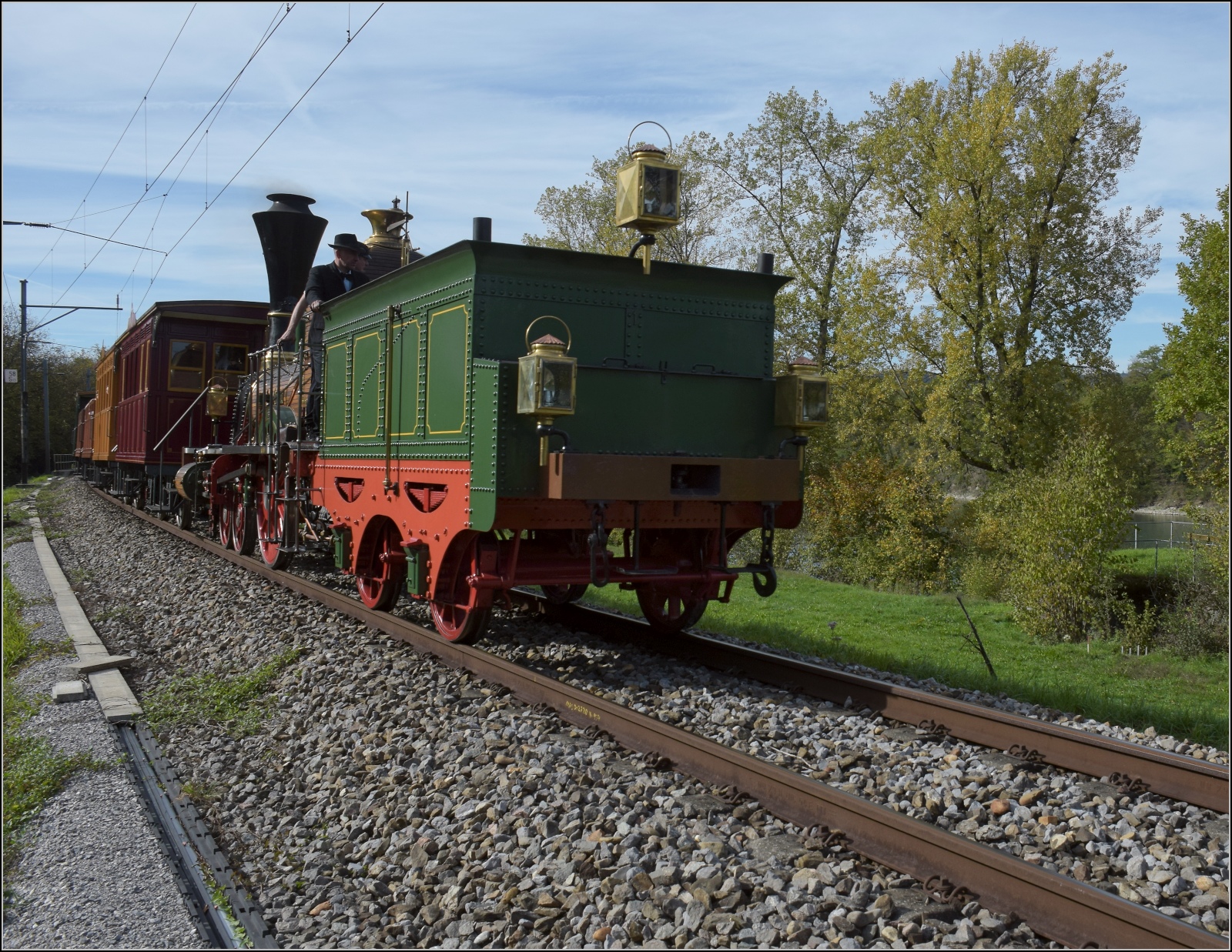 Spanisch-Brötli-Bahn zum 175. Geburtstag.

Mit durchschimmerndem Rhein, Etzgen, Oktober 2022.