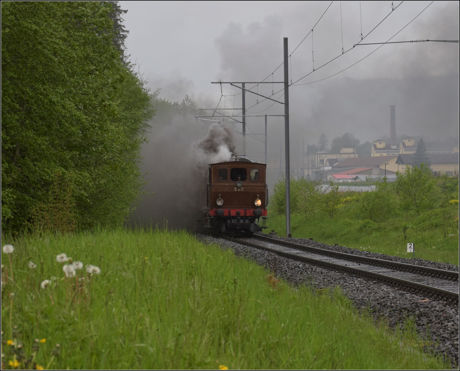 Vapeur Val-de-Travers: Train  Au fil de l'Areuse .

E 3/3 8511 nhert sich den Asphaltminen von La Presta. Mai 2023.