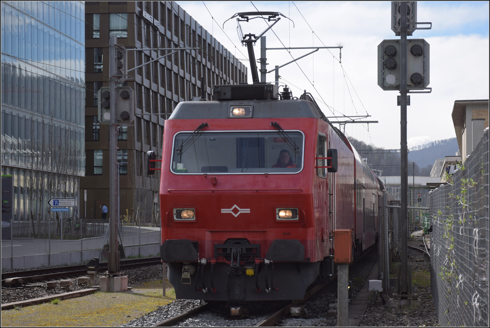 Zu den Ostereiern im Sihlwald.

Re 456 106 bzw. SZU 545 in Zürich Manegg. März 2024.