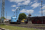 noerdlingen/884687/4-noerdlinger-eisenbahnfestein-blaues-wunder-schreibt 4. Nrdlinger Eisenbahnfest.

Ein blaues Wunder schreibt das Museum auf seiner Homepage. Ein wei-blauer Himmel mit blauem Wunder beim Bekohlen von schwarzer Dampflok schreibe ich. Nrdlingen, Juni 2025.
