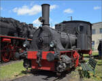 noerdlingen/884784/4-noerdlinger-eisenbahnfestdie-lok-nr-7 4. Nrdlinger Eisenbahnfest.

Die Lok Nr. 7 'Fssen' war bis zum Fristablauf 2019 mit 130 Jahren die lteste betriebsfhige deutsche Dampflok. Sie wurde fr die Lokalbahn Bissenhofen-Fssen gebaut. Unter den ganzen Dampflokriesen, selbst gegenber anderen C-Kupplern wirkt sie wie eine Spielzeugeisenbahn, steht aber trotzdem auf 1435 mm-groem Fu. Die Optik tuscht nicht, denn recht bald erwiesen sich die vier Schwestern auf der Lokalbahn zu schwach und wurden andernorts verwendet. Nachdem das Problem auch auf der Strecke Frth-Cadolzburg auftrat, fand sie auf der wrttembergischen Strecke Niederbiegen-Weingarten ein Auskommenm insbesondere, weil die Papierfabrik in Baienfurt fr einen regelmigen Gterverkehr sorgte, auch werksintern. Seit 2002 fuhr sie regelmig fr das bayerische Eisenbahnmuseum und gehrt der Einrichtung seit 2009. Nrdlingen, Juni 2025.