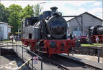 noerdlingen/884785/4-noerdlinger-eisenbahnfestlok-nr-10-emma 4. Nrdlinger Eisenbahnfest.

Lok Nr. 10 'Emma' war der heimliche Star des Fests, denn sie konnte seit langem zum ersten Mal in der ffentlichkeit bewundert werden. Mit der Lieferung 1936 von Krauss an die Aluminiumwerke in Schwandorf begannen die ersten 10 Jahre ihrer wechselvollen Geschichte. 1962 gelangte sie ber einen Schrotthndler zur Zellstofffabrik in Kehlheim. Berhmt wurde sie 1983 als Dampflokverbotsbrecherin auf den Strecken der Bundesbahn, als sie am Pfingstmontag einen fr die Produktion dringend notwendigen Kesselwagen im 5 km entfernten Saal an der Donau abholte. Ab 1991 war sie zwei Jahre als Museumslok auf der Strecke Dollnstein - Rennertshofen bis zur Stilllegung der Strecke unterwegs. Dann war sie als Museumslok bei Stichting Stadskanaal Rail bis etwa 2000 unterwegs. Eine begonnene Hauptuntersuchung wurde abgebrochen, weil man schwerere Loks fr die langen Zge bentigte. Der Kessel geriet dabei in Tschechien bei der Aufarbeitung in die Insolvenzmasse der beauftragten Firma obwohl in Kundeneigentum. Das BEM rettete Fahrgestell und Kessel und arbeitete die Lok vorerst als Schmuckstck auf. Juni 2025.