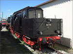 noerdlingen/884818/4-noerdlinger-eisenbahnfesthier-der-besondere-kabinentender 4. Nrdlinger Eisenbahnfest.

Hier der besondere Kabinentender von 50 778, der von der Rckseite betracht. Der Tender wurde von der DB in einer greren Serie umgebaut, damit die damals blichen Gterzugbegleitwagen eingespart werden konnten. Juni 2025.