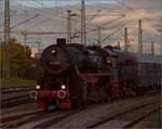 singen-12/788263/schienenverkehr-am-schienerberg52-7596-mit-ihrem Schienenverkehr am Schienerberg.

52 7596 mit ihrem EFZ-Sonderzug für die SEHR&RS bei Einfahrt nach Singen auf der letzten Fahrt des Tages. Oktober 2022.