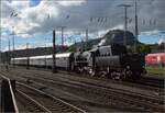 singen-12/788557/schienenverkehr-am-schienerberg-52-7596-mit Schienenverkehr am Schienerberg. 

52 7596 mit ihrem EFZ-Sonderzug fr die SEHR & RS bei Ausfahrt aus dem Bahnhof Singen. Oktober 2022.