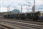 singen-12/812808/seit-54-jahren-das-erste-durchgehende Seit 54 Jahren das erste durchgehende Personenzugpaar auf der Strecke Winterthur – Singen über Etzwilen.

Das DVZO-Trio C 6075, C 6019 und FZ 203 der DVZO bei Ausfahrt aus dem Bahnhof Singen. Mai 2023.