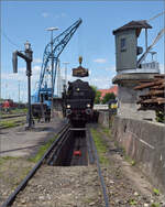 br-528-dr-528-dr-umbau-2/884793/4-noerdlinger-eisenbahnfestreko-lok-52-8128-bei 4. Nrdlinger Eisenbahnfest.

Reko-Lok 52 8128 bei der Bekohlung. Juni 2025.