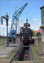 br-528-dr-528-dr-umbau-2/884794/4-noerdlinger-eisenbahnfestreko-lok-52-8128-bei 4. Nrdlinger Eisenbahnfest.

Reko-Lok 52 8128 bei der Bekohlung. Juni 2025.