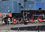br-64-4/884777/4-noerdlinger-eisenbahnfestfuer-die-lok-8 4. Nrdlinger Eisenbahnfest.

Fr die Lok 8 der Tegernseebahn mussten trotz Materialknappheit rasch Bauteile besorgt werden. Dabei wurden die Laufachsen mitsamt Gestell von E 79 02 verwendet. Das Krauss-Lotter-Gestell mit den beiden Laufachsen verstellte auch die hintere Kuppelachse. Das brachte ihr ausgezeichnete Laufeigenschafte, aber auch groe Pflegebedrftigkeit ein. Hier der erfolglose Versuch eines Blicks auf die entscheidenden Bauteile. Juni 2025.